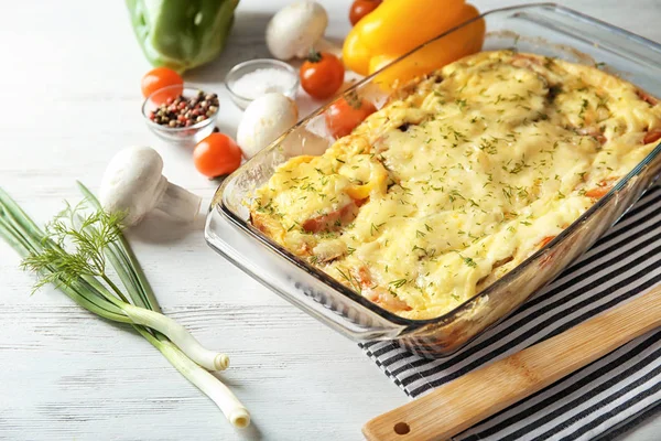 Assadeira de vidro com deliciosa caçarola na mesa. Fresco do forno — Fotografia de Stock