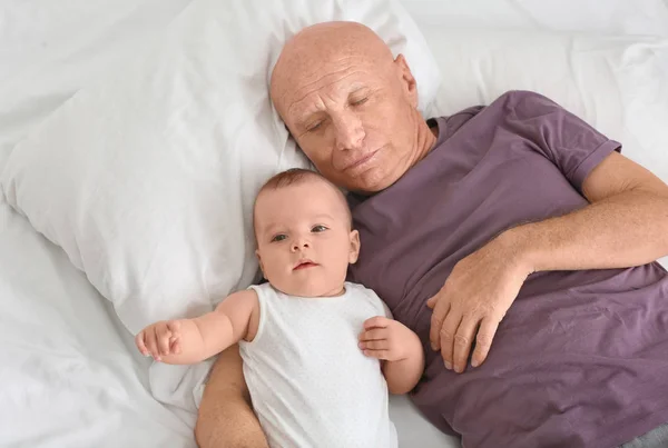 Старший мужчина со своим внуком отдыхает дома — стоковое фото