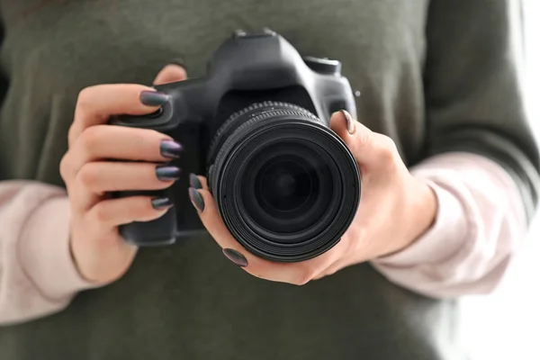 Jovem Fotógrafo Com Câmera Dentro Casa — Fotografia de Stock