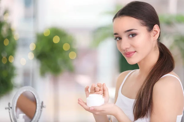 Jeune Femme Avec Pot Crème Pour Les Mains Intérieur — Photo