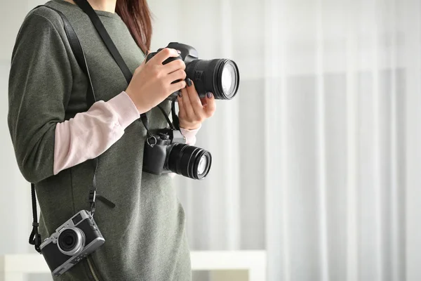 Jovem Fotógrafo Com Câmeras Dentro Casa — Fotografia de Stock