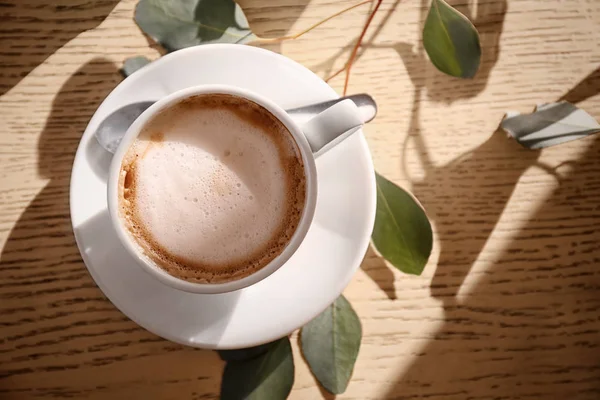Taza de café aromático para el desayuno en la mesa —  Fotos de Stock