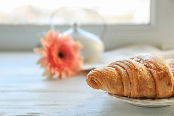 Deska s croissanty k snídani na parapetu — Stock fotografie