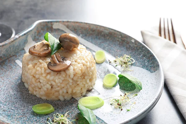 Plattan med läckra risotto och svamp på bord — Stockfoto