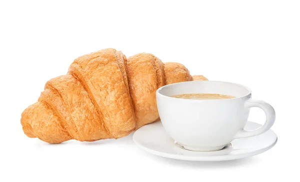 Croissant saboroso e xícara de café no fundo branco — Fotografia de Stock