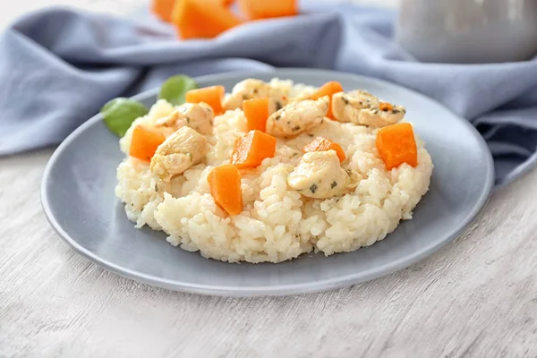 Tallrik med läckra pumpa risotto på träbord — Stockfoto