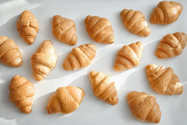 Muchos croissants sabrosos sobre fondo claro —  Fotos de Stock