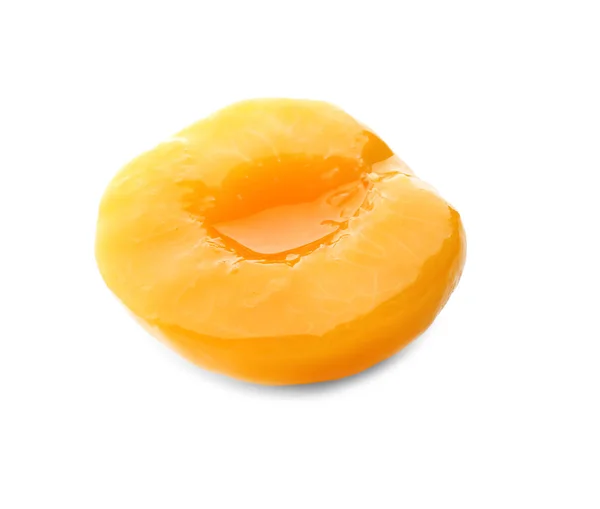 Половина маринованного абрикоса на белом фоне — стоковое фото
