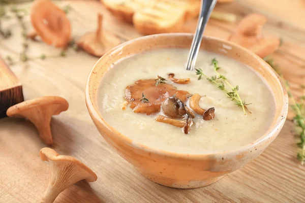 Schüssel mit köstlicher Pilzsuppe auf Holztisch — Stockfoto