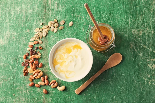 Yogur con miel y nueces en mesa de madera — Foto de Stock