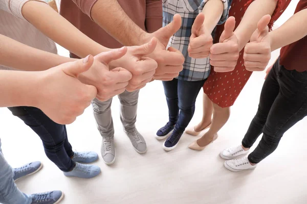 Grupa ludzi pokazuje gest kciuk. Jedność koncepcja — Zdjęcie stockowe