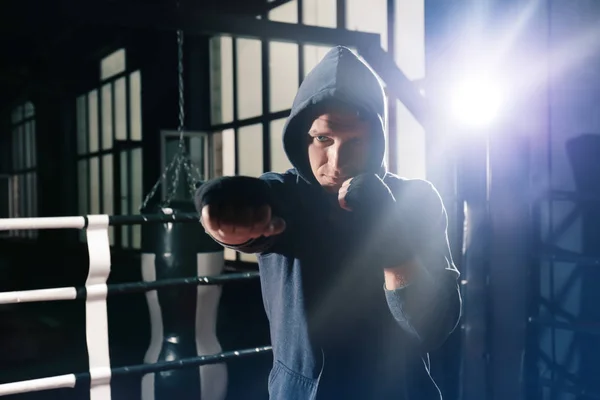Entrenamiento de boxeador joven en ring —  Fotos de Stock