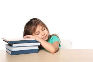 Uyuyan küçük kız beyaz arka plan karşı ödev yorgun