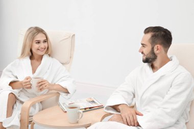 Genç çift iç rahatlatıcı bornoz