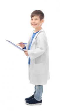 Doktor üniformalı küçük çocuk