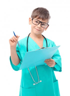 Doktor üniformalı küçük çocuk