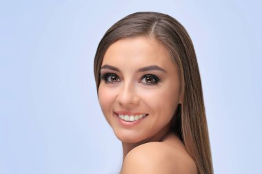 Güzel genç kadın ile kirpik uzatma ışık arka plan üzerinde