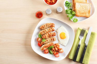 Lezzetli ızgara sosis ile plaka 