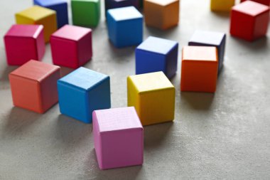 Gri arka plan üzerinde renkli küpler. Birlik kavramı