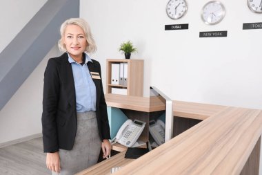 İşyerinde kadın otel resepsiyonist