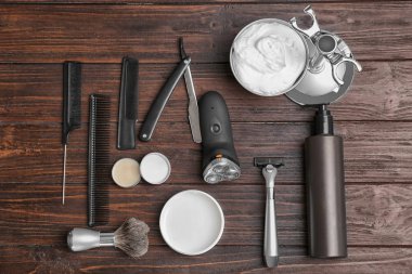 Adam ahşap arka plan üzerinde için tıraş aksesuarlar