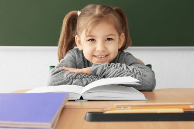 Sınıf ödev sevimli küçük kız