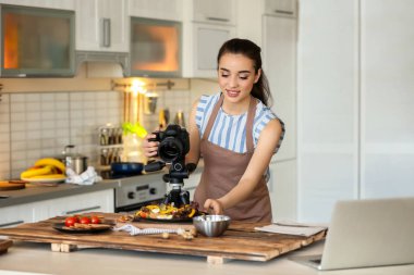 Genç kadın ile natürmort kompozisyon hazırlama profesyonel fotoğraf makinesi