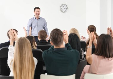 Bir grup insan ile iş eğitim yönetimi Semineri
