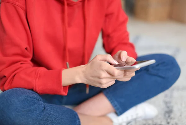 Mujer joven con teléfono móvil —  Fotos de Stock