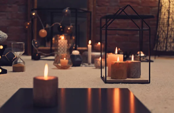 Hořící svíčky na podlaze interiéru — Stock fotografie