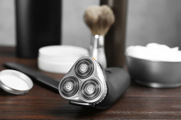 Adam masada için Elektrikli tıraş makinesi — Stok fotoğraf