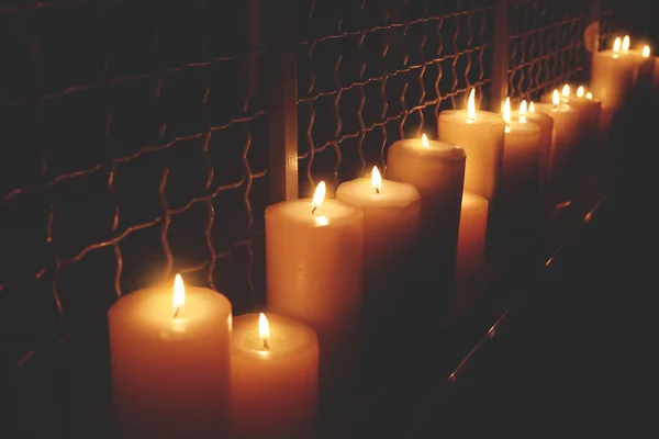 Viele brennende Kerzen — Stockfoto