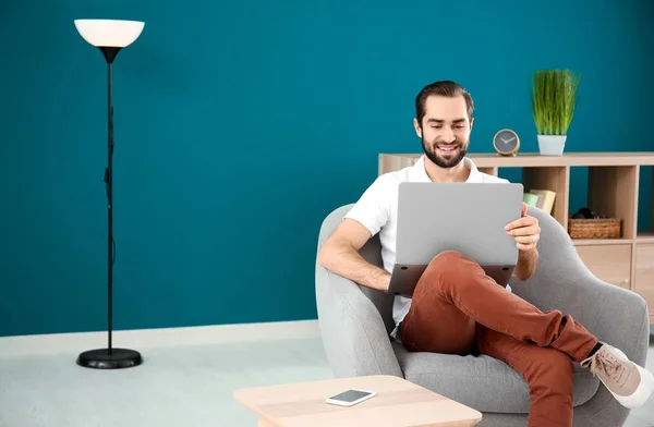 Hombre guapo con portátil — Foto de Stock