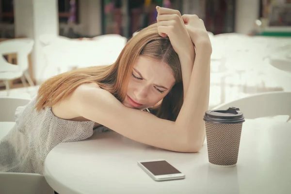 Depresif Genç Kadın Ile Cep Telefonu Masasında Oturuyordu — Stok fotoğraf