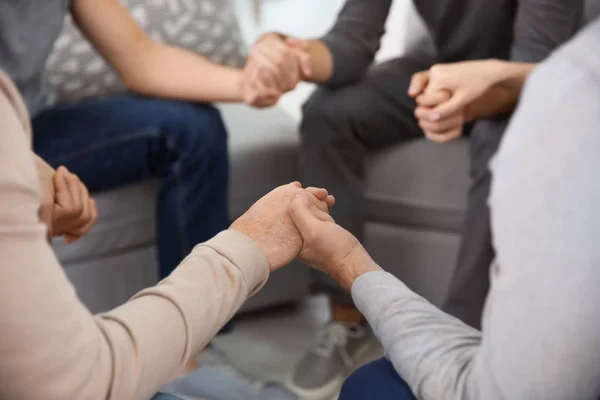 Jóvenes Tomados Mano Durante Terapia Grupo Primer Plano —  Fotos de Stock