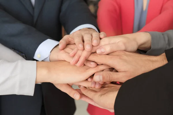 Grupo de pessoas unindo as mãos — Fotografia de Stock