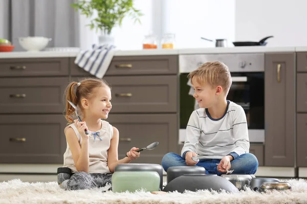 Söt liten musiker spelar trummor på köksutrustning hemma — Stockfoto