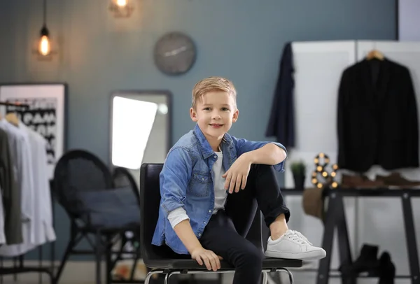 Χαριτωμένος Αγόρι Στο Τζιν Πουκάμισο Κάθεται Καρέκλα Εσωτερικούς Χώρους — Φωτογραφία Αρχείου