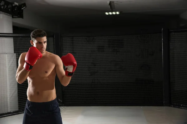 年轻英俊的拳击手训练在健身房 — 图库照片