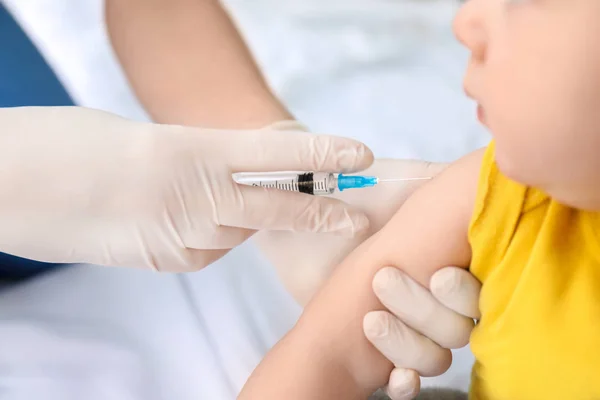 Médico vacunando a un bebé en el hospital — Foto de Stock