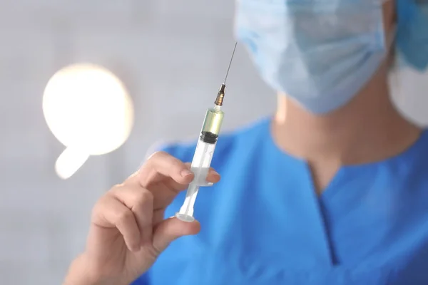 Doctor holding syringe with medicine — Stock Photo, Image