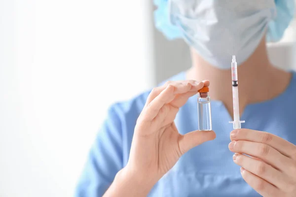 Médico segurando seringa e medicamento — Fotografia de Stock