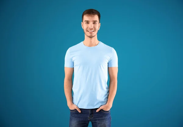 Junger Mann Stilvollem Shirt Auf Farbigem Hintergrund Design Attrappe — Stockfoto