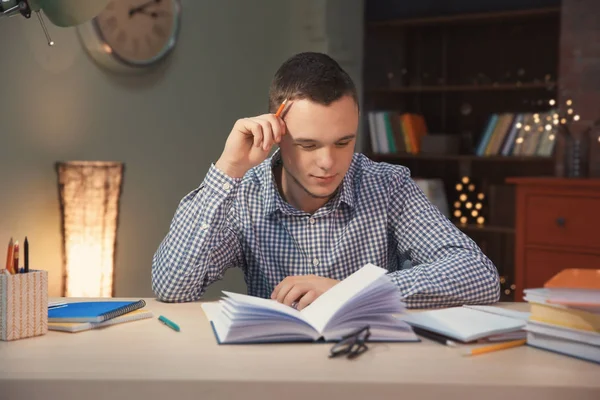 Étudiant faisant ses devoirs à l'intérieur tard dans la nuit — Photo