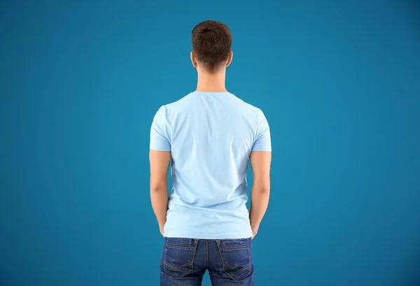 背景色のスタイリッシュな シャツの若い男 デザインのモックアップ — ストック写真