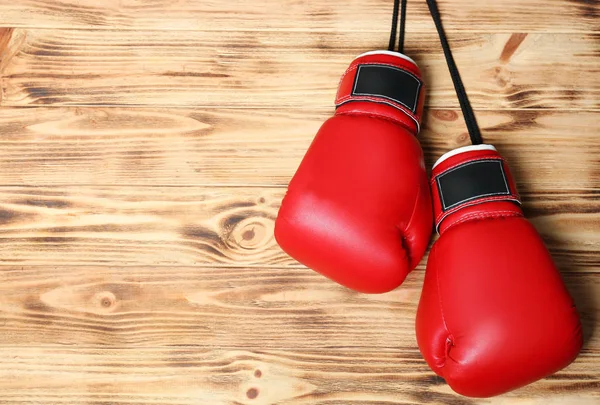 Guantes de boxeo en madera —  Fotos de Stock