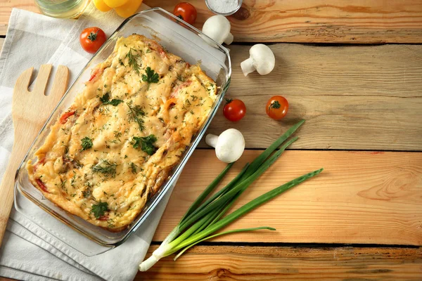 Plato para hornear de vidrio con deliciosa cazuela —  Fotos de Stock