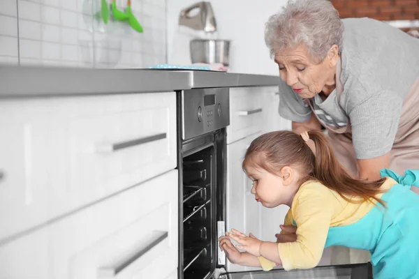 Menina Bonito Sua Avó Fazendo Biscoitos Cozinha — Fotografia de Stock