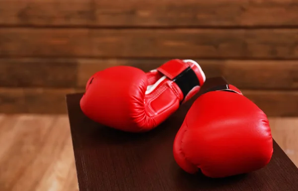 Boxerské rukavice na lavičce — Stock fotografie