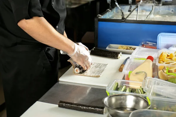 Σεφ κάνει νόστιμα maki rolls στο εστιατόριο — Φωτογραφία Αρχείου